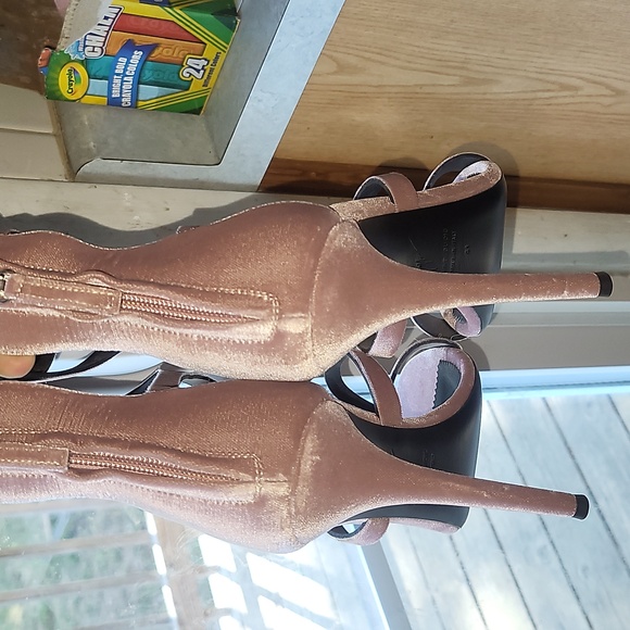 Heels - Picture 4 of 9